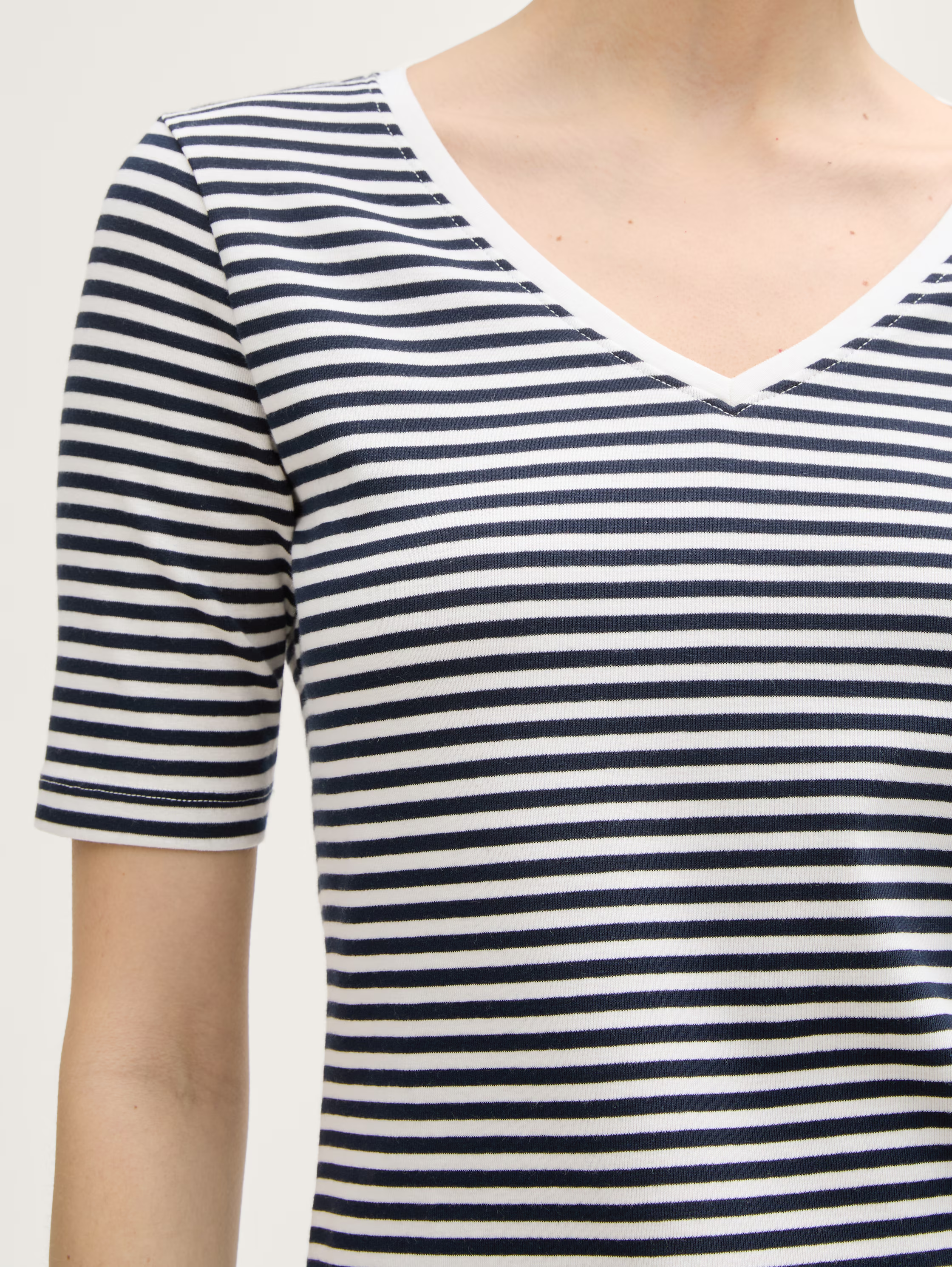 T-shirt com decote em V - TOM TAILOR