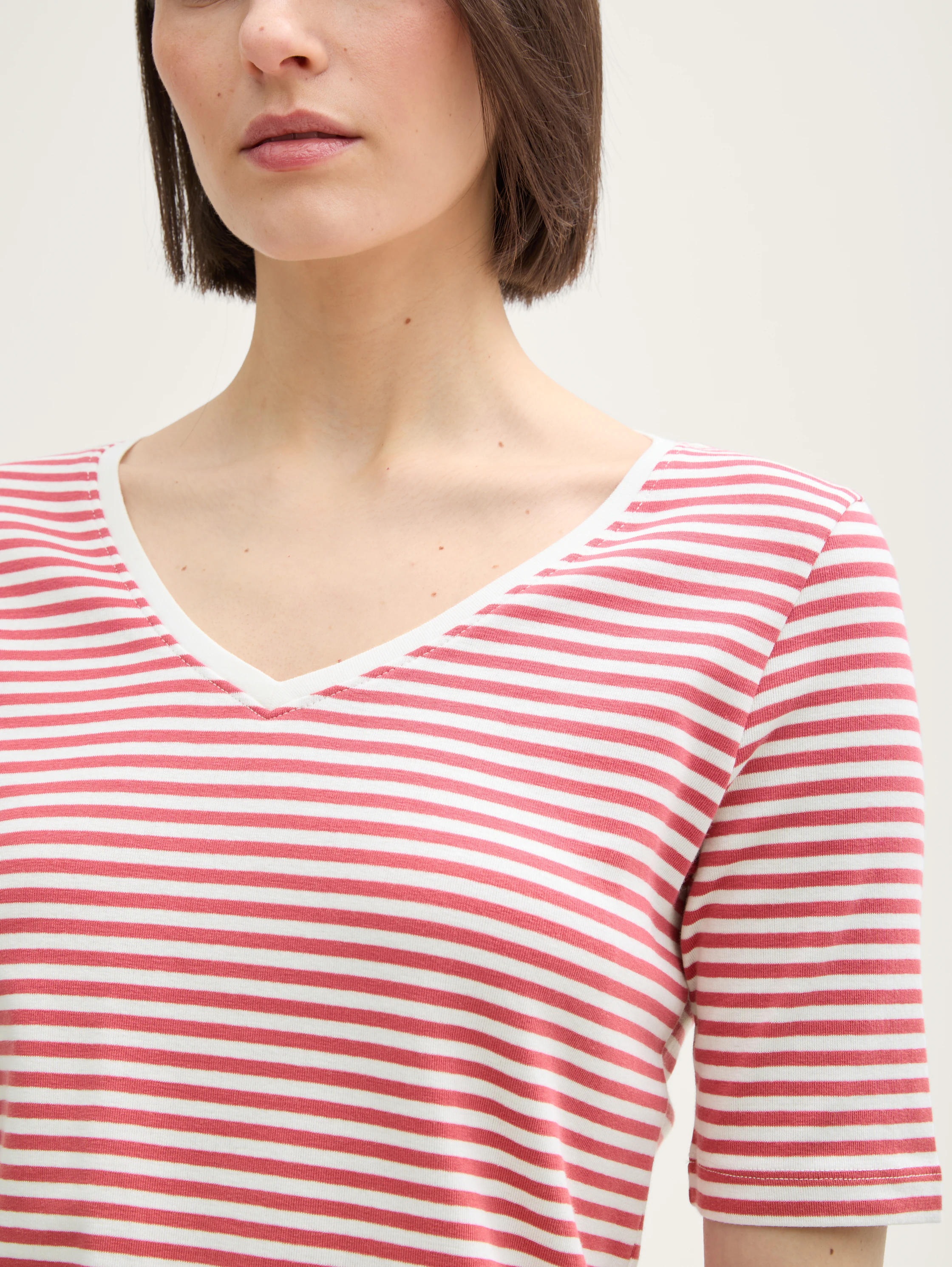 T-shirt com decote em V - TOM TAILOR