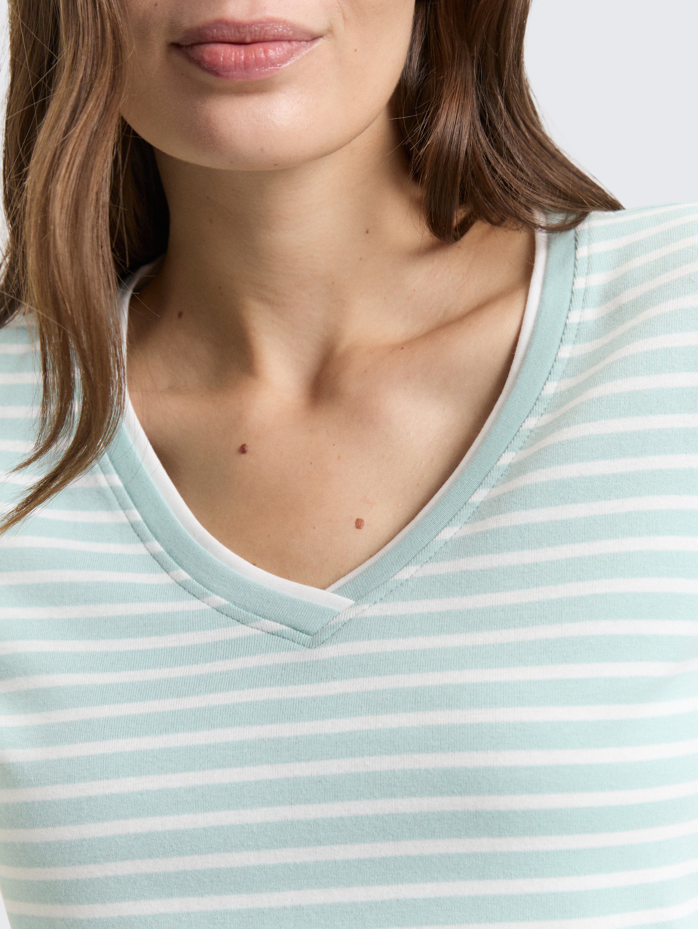 T-shirt c/ Gola em V - TOM TAILOR (+cores)