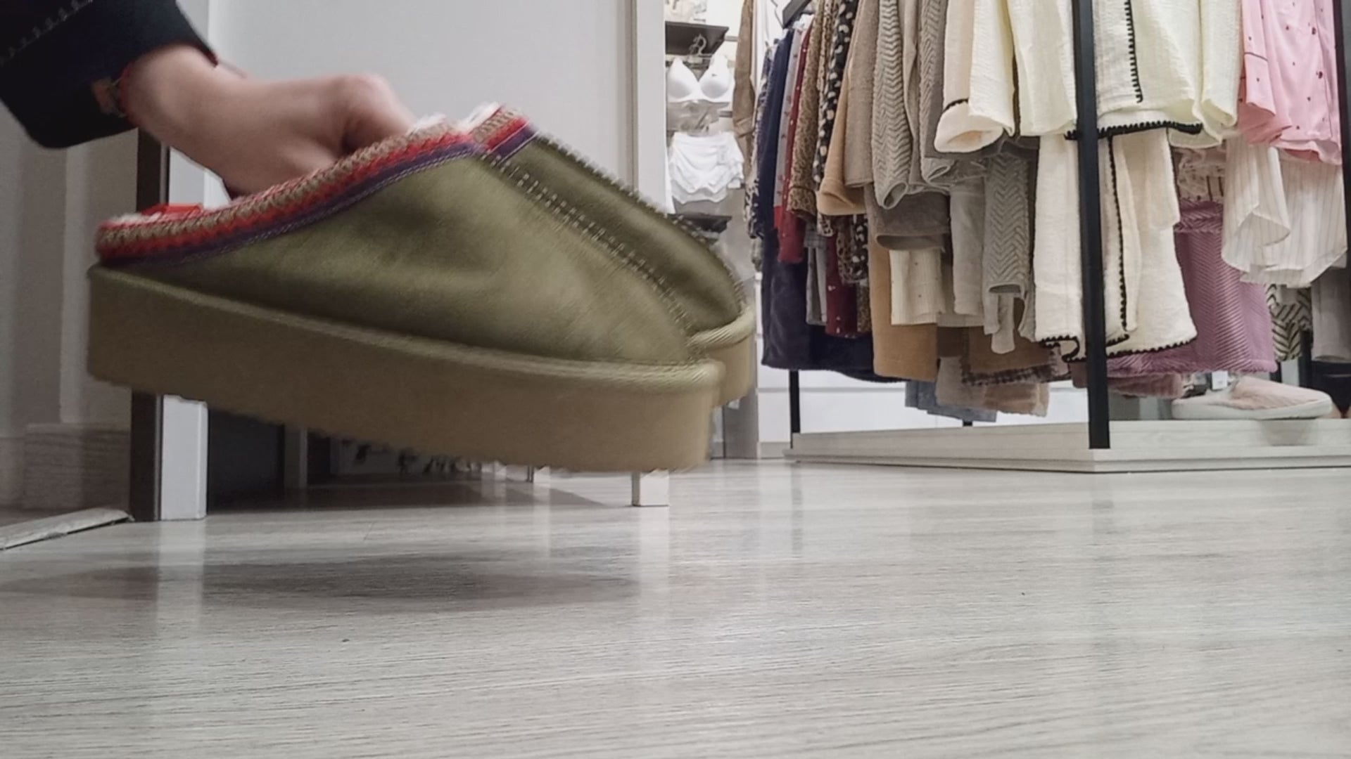 Video a mostrar os chinelos, a cor, o modelo e o ajuste, de mais perto.